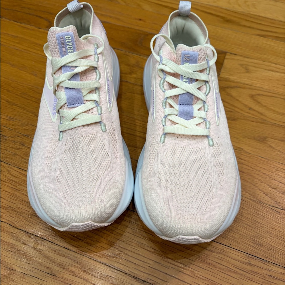 Women’s Brooks Glycerin fit 21 pink marshmallow size 7. New without box.